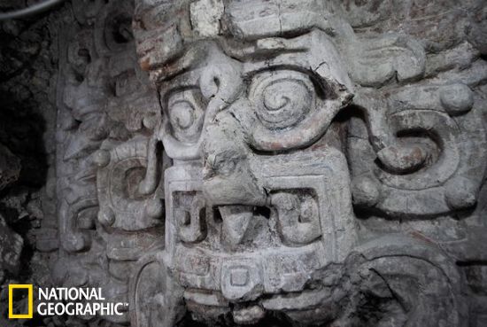 危地马拉发现玛雅神庙：墙面装饰巨型太阳神面具
