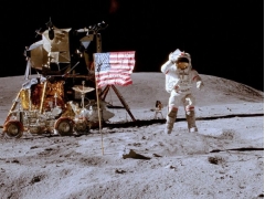 美国登月之谜:6次登月仍有5面国旗矗立月球