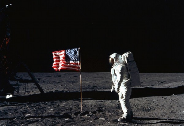 美国6次登月仍有5面国旗矗立月球