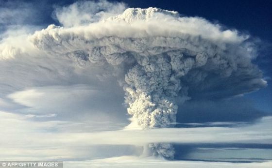 如果一座超级火山喷发，将有数百立方英里的熔岩和碎片喷到高空，遮住太阳，导致农作物绝收，造成可怕的大饥荒