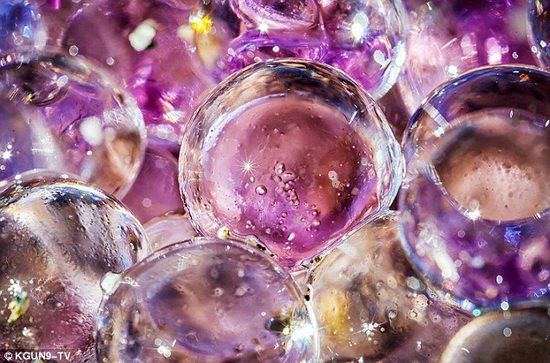 美沙漠出现大量紫色小球 晶莹剔透含有水分
