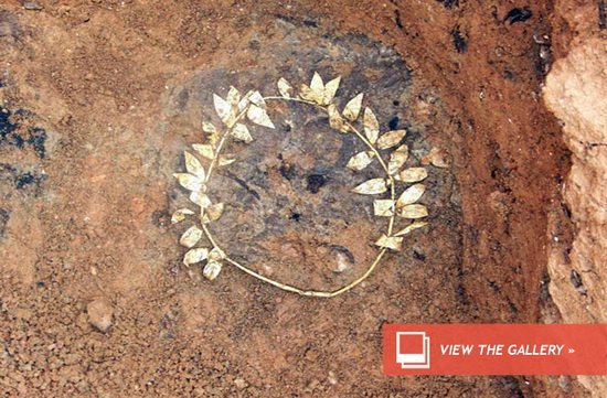 希腊地铁施工时发现黄金花冠 具有2300年历史