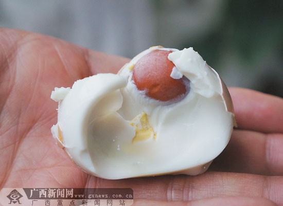 市民发现一"怪蛋" "蛋中蛋"重不到3克或是最小蛋