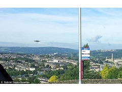 英男子拍风景照惊现不像鸟也不像飞机的UFO