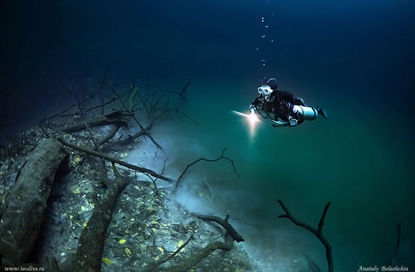 墨西哥27米海水下发现“小河”