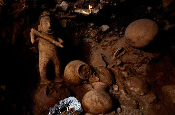 墨西哥一处竖穴古墓出土一件珍贵的萨满巫师造像