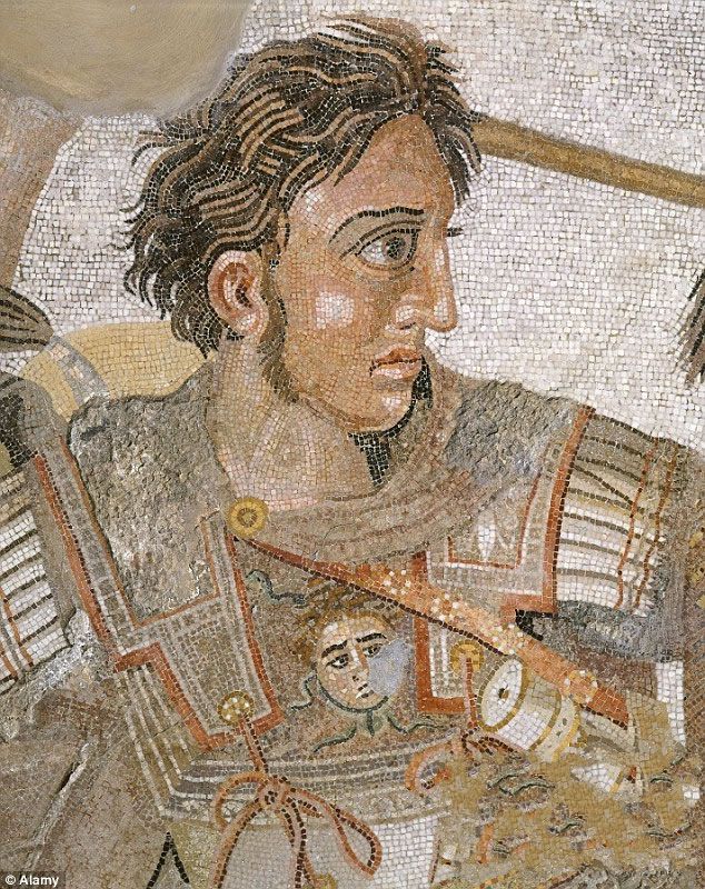 一幅亚历山大大帝拼贴画。考古学家表示墓主人为一名男性，可能是马其顿王国的一名地位显赫的将军。分析结果显示他中等身材，皮肤苍白，头发呈褐色或者红色，也有可能就是亚