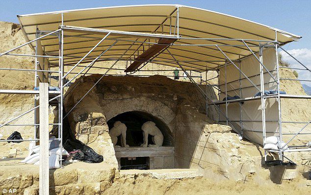 在希腊北部安菲波利斯地区发现的古墓。在古墓最里面的墓室的一座坟墓内，考古学家发现了尸骨。自发现古墓以来，考古学家便一直猜测墓主人的身份。