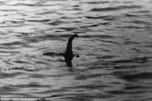 肯尼斯-威尔逊博士1934年拍摄的一幅照片，展示了神秘的尼斯湖水怪。