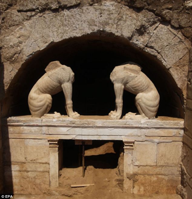 目前，希腊文化部长指出，希腊塞雷斯州安菲波利斯地区挖掘的一座坟墓中有重大发现，其中包括：一具未辨识身份的女性骨骼、一具新生婴儿骨骼、两具男性骨骼，以及一具火化尸