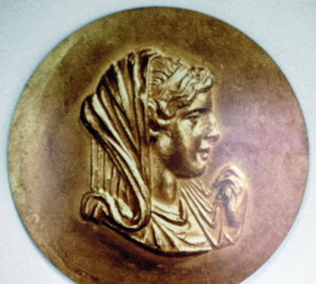亚历山大大帝死亡时年龄33岁，她的母亲奥林皮娅死亡时59岁，虽然希腊文化部长并未指出坟墓尸骨的准确身份，但是考古学家猜测这极有可能是亚历山大大帝和母亲的尸骨。另