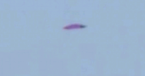 秘鲁电视台在首都利马拍摄到天空有紫色碟状UFO盘旋