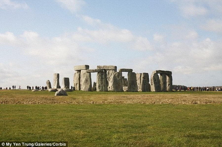 考古学家将这些中国戈壁怪石圈与英国威尔特郡史前巨石阵进行对比，目前史前巨石阵起源及其用途仍是一个未解谜团，一些专家猜测，这些石圈结构是用于崇拜太阳。