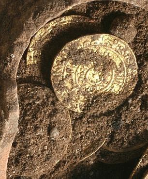 在以色列一个古罗马要塞发现的金币。这些金币是基督教士兵按照医院骑士团的命令埋入地下的，当时十字军面临一支庞大的穆斯林军队的猛烈进攻