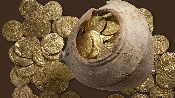 为了防止被人发现,金币被藏入一个破罐中。即使在1265年,这罐金币也是一笔不小的财富 为了防止被人发现,金币被藏入一个破罐中。即使在1265年,这罐金币也是一笔不小的财富