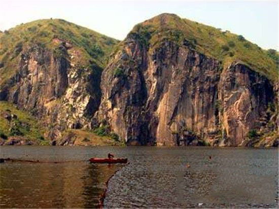 盘点地球上十大奇异湖泊   药湖火山湖杀人湖