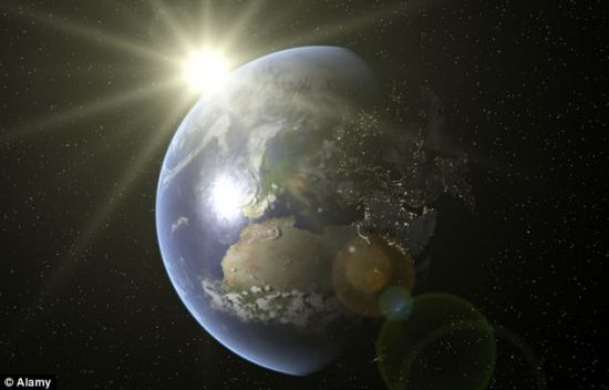 大约在30亿年前随着早期生命开始学会如何利用来自太阳的能量，地球上的生命突然进入一个爆发期。