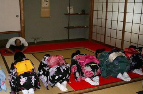 日本怪行为解密：女人为什么喜欢“跪”
