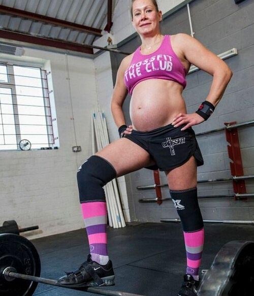 英怀孕8月孕妇坚持锻炼 轻松举起百公斤重物