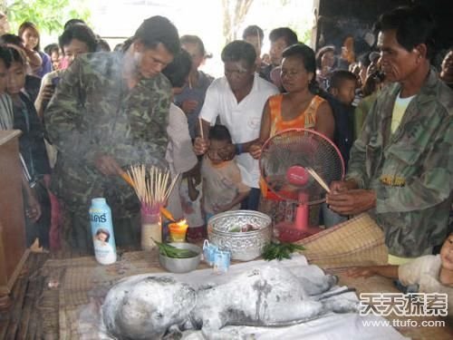泰国村民祭拜不明生物