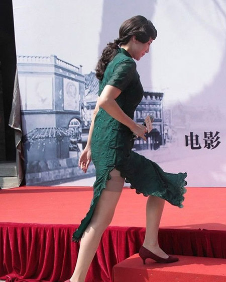 中国美女旗袍两侧有开叉:知道真相后脸红