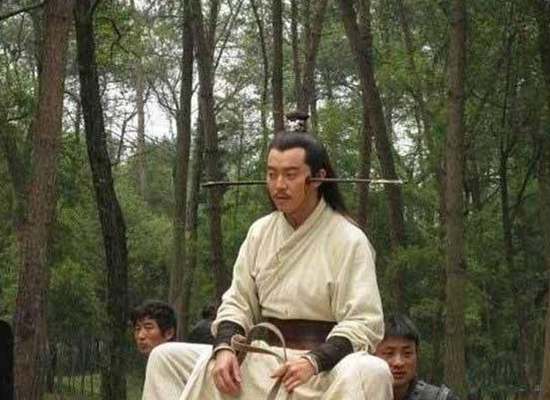 裴松之在孙策之死中注引《吴历》的话.翊出入常持刀,尔时有酒色.
