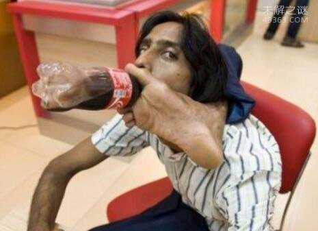 印度橡胶人，脚趾夹着瓶子喝水