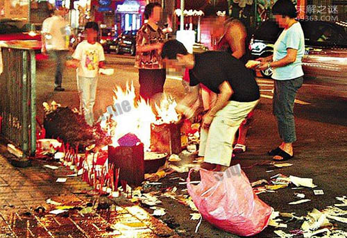 事发后附近民众为其烧香祭拜！