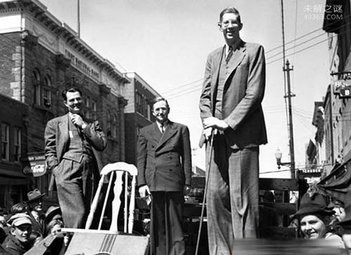 罗伯特・潘兴・瓦德罗，人类有证据记载最高的巨人（2.72米）