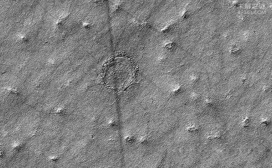 火星南极出现数百米宽的深洞