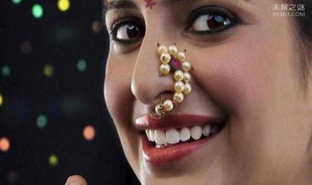 印度女人特殊的时尚“鼻饰” 看着就疼 真相却让人唏嘘_图1