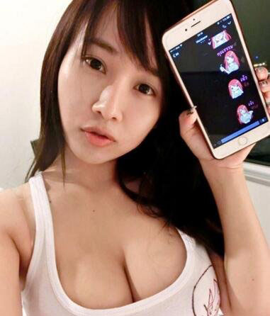 泰国最胸女主播直播乳摇53秒,虎牙妹浴巾照露巨乳