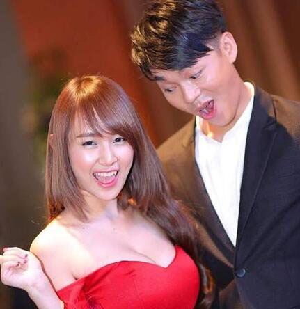 泰国最胸女主播直播乳摇53秒,虎牙妹浴巾照露巨乳