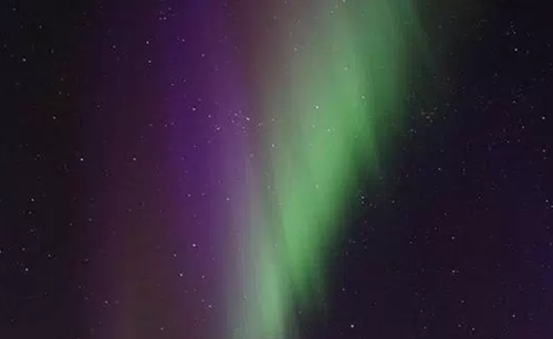 挪威天空现水母状物体疑为卫星反射极光