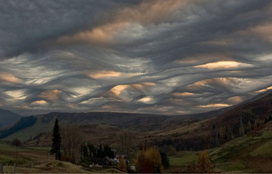 苏格兰2012年出现十分罕见的“波涛云”