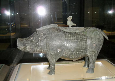 盖房子挖出商朝的绝版“青铜”猪尊,立即上交博物馆