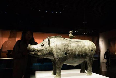 盖房子挖出商朝的绝版“青铜”猪尊,立即上交博物馆