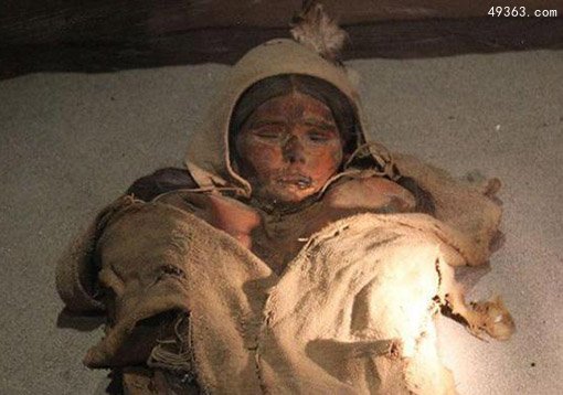 考古专家在楼兰遗址上挖掘出女干尸，4000年了仿佛刚刚睡去