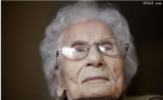 贝斯·库珀:2011年6月21日，她是最年长的在世女性，她也是第8位超级长寿老人
