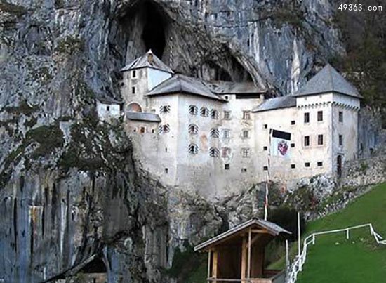 世界10大最迷人古堡大盘点 世界唯一的山洞古堡