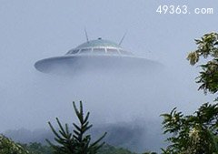 碟状UFO悬浮在海面活动，意外发现碟形UFO