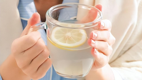 喝柠檬水有什么作用与功效(柠檬水的好处和坏处)