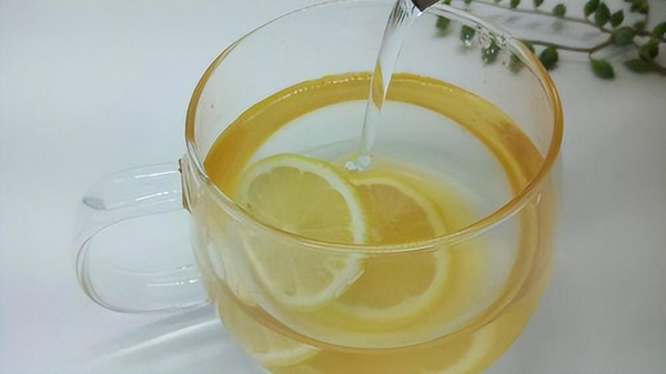 喝柠檬水有什么作用与功效(柠檬水的好处和坏处)