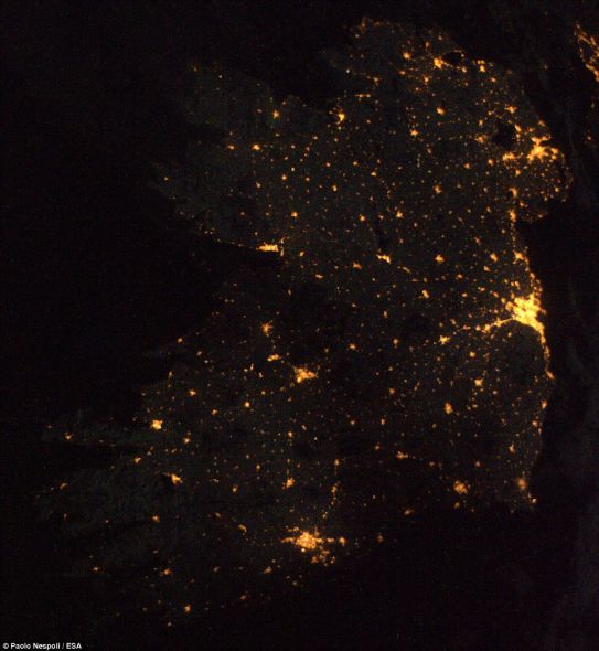 在爱尔兰和北爱尔兰的这张夜景图上,贝尔法斯特、都柏林和科克异常显眼 在爱尔兰和北爱尔兰的这张夜景图上,贝尔法斯特、都柏林和科克异常显眼