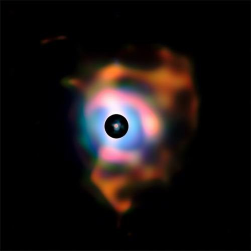 超巨星周围环绕明亮彩虹涡流气体星云(图)
