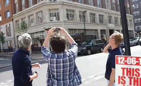 一位男子跑向街边并拿出相机进行拍摄,此时那里已经有几位路人驻足观看 一位男子跑向街边并拿出相机进行拍摄,此时那里已经有几位路人驻足观看