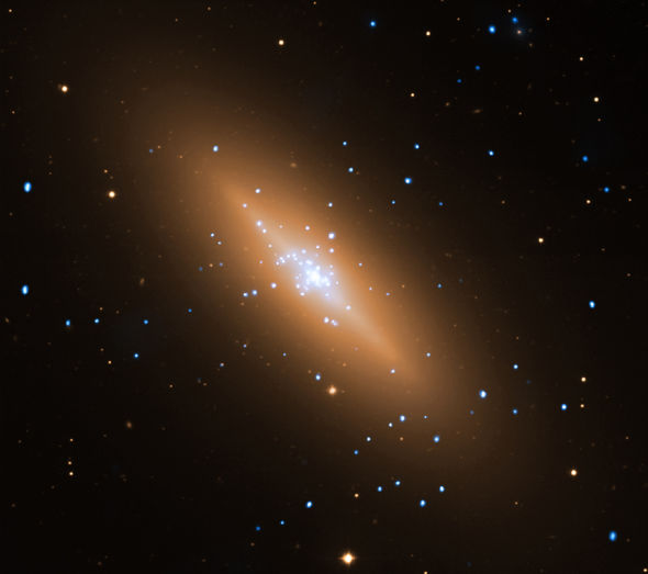 这张星系NGC 3115的合成图像结合了美国宇航局钱德拉X射线空间望远镜和欧洲南方天文台甚大望远镜(VLT)拍摄的光学波段数据。利用钱德拉的数据,科学家们首次目睹高温气体流向黑洞的过程。 这张星系NGC 3115的合成图像结合了美国宇航局钱德拉X射线空间望远镜和欧洲南方天文台甚大望远镜(VLT)拍摄的光学波段数据。利用钱德拉的数据,科学家们首次目睹高温气体流向黑洞的过程。