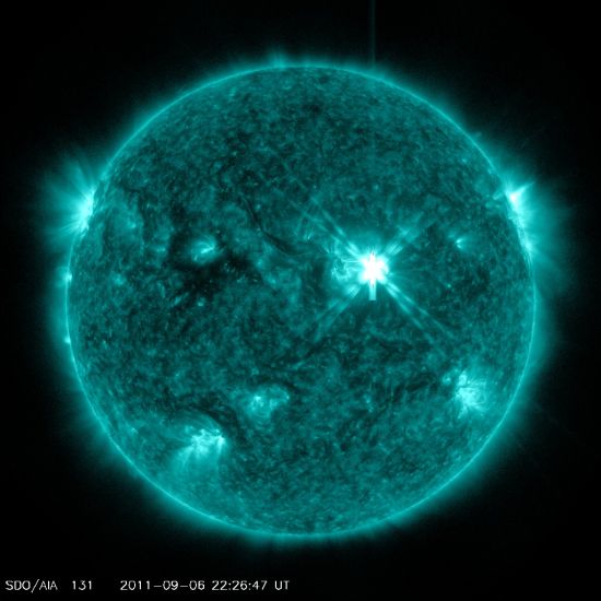 这张照片由美国宇航局太阳动力学天文台(SDO)拍摄，可以看到一个剧烈的太阳耀斑正在发生(日面正中)，此时距离它刚刚爆发仅有约数分钟，其爆发时间是今年9月6日国际标准时9月6日22:12，即北京时间 9月7日6:12