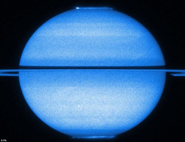 “卡西尼”号并不是唯一一艘拍摄到土星照片的飞船，这张照片是由哈勃太空望远镜拍摄的，显示的是北极光和南极光