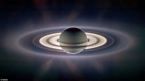 这张令人叹为观止的照片是由“卡西尼”探测器拍摄的。如果仔细看，你还能在明亮的主环上方、图片的左方看到地球